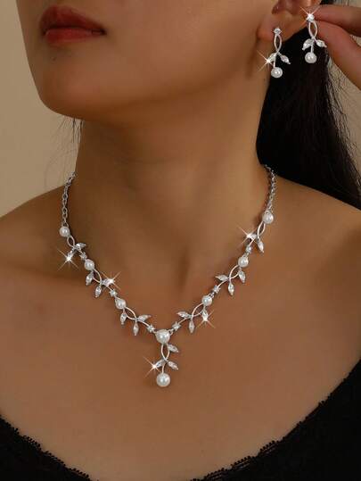 Set di gioielli con collana e orecchini con perle e motivi floreali, accessori eleganti da sposa per la stagione dei matrimoni