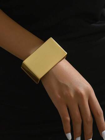 1pc Geometric Shaped Zinc Alloy Bangle Bracelet, Fashionable, Personalized, High-End, Minimalist, Vintage, Luxury, Suitable For Daily Commute, Gathering With Friends, Romantic Vacation, Date, Street Photography, Business Occasions, Personalized, Stylish, Elegant, Cute Couple Design