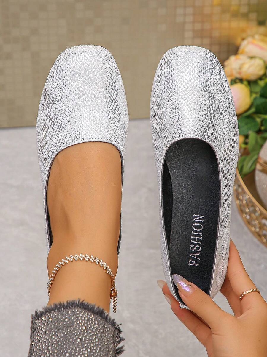 1 Pair Vintage Women's Slip-On Shoes, Embroidered Hollow Vamp, Rhinestone Flower Decor, Breathable Comfortable Soft Sole, Suitable For Parties, Dates, Dances, Parties, Casual, Beach, Resort, Indoor, Street, Campus Wear