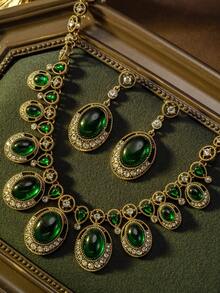Um Conjunto de Colar Pingente e Brincos de Gema Bicolor Vintage de Luxo, com um Design Delicado Pendente. Confeccionado com Base de Liga e Detalhes em Gemas, este Elegante e Sofisticado Conjunto de Joias é uma Escolha Perfeita para Galas, Festas e Comemorações de Feriados. - Verde Escuro - Visão 1
