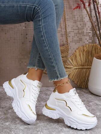1 双女式白色皮革休闲运动鞋，金色条纹装饰，厚底厚底运动鞋，隐形坡跟，户外度假休闲运动鞋，闪光简约经典，高度 7.5 厘米