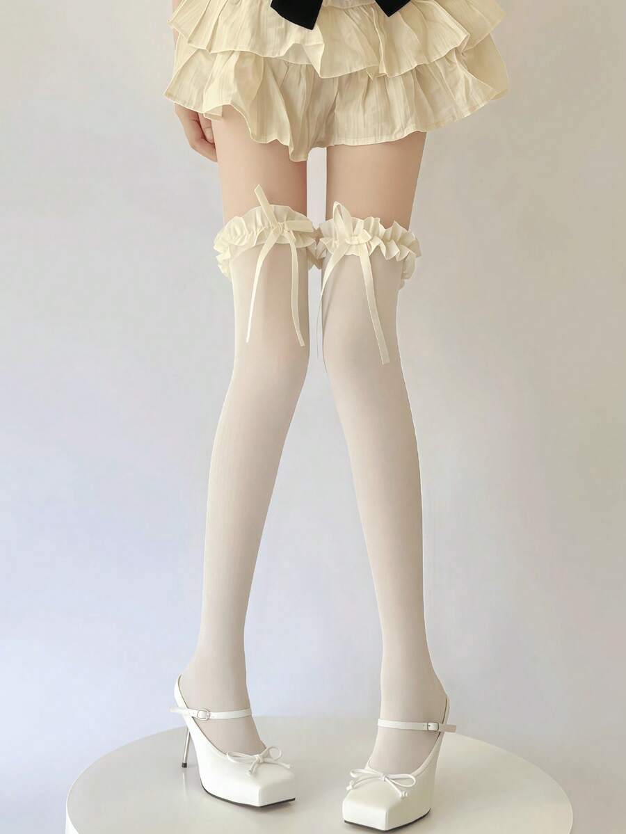 زوج أو ثلاثة أزواج من جوارب طويلة حتى الركبة مزينة بالدانتيل والفيونكة، مريحة للخريف الجديد