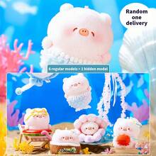 Miniso Maialino dolce - Serie acquario maialino dolce Scatola cieca in peluche. Realizzato in morbido materiale di peluche, con design a tema acquario maialino carino, estremamente terapeutico per la collezione e la decorazione. (Consegna casuale di 1 pezzo) - Multicolore - Visualizzare 1