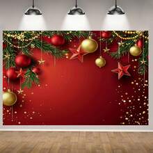 زينة بموضوع عيد الميلاد تتميز بخلفية عيد الميلاد الحمراء، رمزية لعيد الميلاد، مع تصاميم من الزينات والأغصان الصنوبرية وأعلام الحفلات والتفاصيل الاحتفالية. متوفرة بأحجام متعددة. سهلة التعليق، مثالية لديكور المنزل.