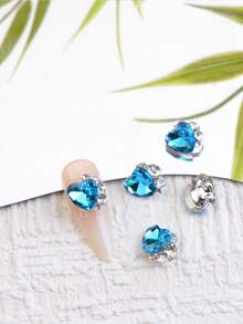 10 كرات زرقاء على شكل قلب مرصعة بالراين ستون، كل منها يتلألأ بلمعان مسحور، كأنها كنوز غامضة من أعماق البحر. هذه الزينات الفاخرة لا تقدم تأثيرات بصرية رائعة فحسب، بل هي أيضًا مذهلة في الاستخدام، إذ يكفي ضغطة خفيفة لإكمال زينة الأظافر.