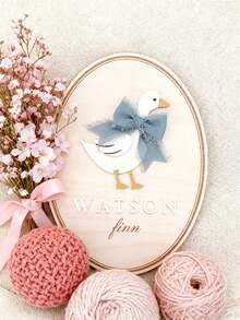 1 pieza Tablero de anuncio de nacimiento personalizado con nombre y logotipo de ganso con lazo, tablero de anuncio de nacimiento personalizado, multifuncional, decorativo, con letras, de moda, colorido, kawaii, lindo, casual, único, personalizado, para familiares y amigos, recuerdos de padres primerizos de moda, regalos para nuevas madres, regalos familiares, regalos conmemorativos, regalos de Navidad.