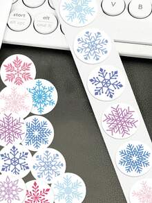 1 Rollo/500 piezas Pegatinas de copos de nieve de colores para Navidad - ¡Perfectas para sellar y decorar sobres de regalo!