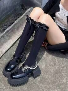 زوج أو ثلاثة أزواج من جوارب طويلة حتى الركبة مزينة بالدانتيل والفيونكة، مريحة للخريف الجديد