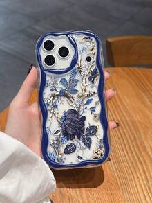 4pcs Set (1pc Wave Pattern Phone Case + 1pc Wave Pattern UK Plug Charger Protector + 2pcs Wave Pattern Data Cable Protectors) UV Painted Blue Floral Pattern Compatible With IPhone 17/17 Pro/17 Pro Max/Air/16/16 Pro/16 Pro Max/16 Plus/7/8/7P/8P/X/XS/XR/XS Max/11/11 Pro/11 Pro Max/12/12 Pro/12 Pro Max/12 Mini/13/13 Pro/13 Pro Max/14/14 Pro/14 Plus/14 Pro Max/15/15 Pro/15 Plus/15 Pro Max - Multicolor - View 5