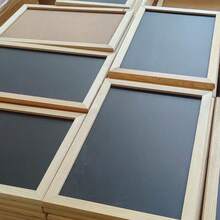 1 szt. przenośna tablica do pisania, reklamowa sztaluga edukacyjna, mała tablica z wymazywalną drewnianą ramą, materiał, kredowa tablica z drewnianą ramą do pisania, drewniana dekoracja do domu, tablica powitalna (w zestawie wieszak z juty) - Czarne - Zobacz 5