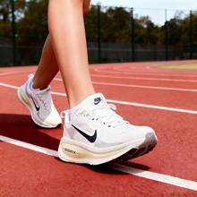 أحذية الجري للنساء، أحذية رياضية بيضاء منفذة للهواء، أحذية الجري مقاومة للصدمات من طراز NIKE VOMERO 18، مناسبة للتنقل والارتداء اليومي - أبيض/أسود - مشاهدة 2