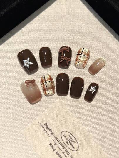 10片精美手工美甲贴纸，简约可爱设计，包括3D蝴蝶结、五角星等图案，可移除按压式，适合女性和女孩日常佩戴、参加派对、上学、购物等场合。套装包含2片果冻胶和1片防滑贴纸作为免费美甲配件。[秋冬季必备美甲配件] 美甲用品 手工按压式美甲