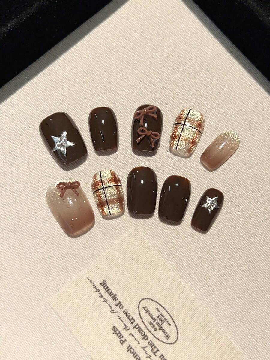 10 piezas de pegatinas de uñas hechas a mano exquisitas, con diseños minimalistas y lindos que incluyen moño 3D, pentagrama, estilo de aplicación removible, adecuadas para mujeres y niñas para uso diario, fiestas, escuela, compras, etc. El set incluye 2 piezas de gel de gelatina y 1 pieza de pegatina antideslizante como accesorios de arte de uñas gratuitos [Accesorios esenciales de arte de uñas para otoño/invierno] Uñas Suministros de uñas Uñas de aplicación a presión hechas a mano