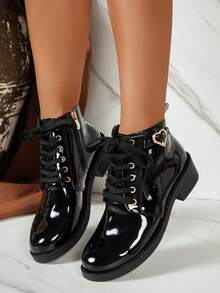 女士秋冬新款黑色漆皮系带侧拉链心形装饰奢华时尚百搭走秀派对机车踝靴，休闲户外欧美复古风短靴，网红推荐仙气十足的法式简约设计度假粗跟踝靴 - 黑色 - 查看 3