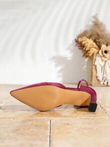 Tacones de salón de satén de color vino tinto con punta afilada, hebilla de un solo tirante, versátiles y de moda