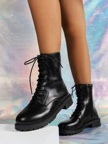 秋冬时尚休闲黑色系带短皮靴配毛衣，低跟英伦风女式摩托车靴