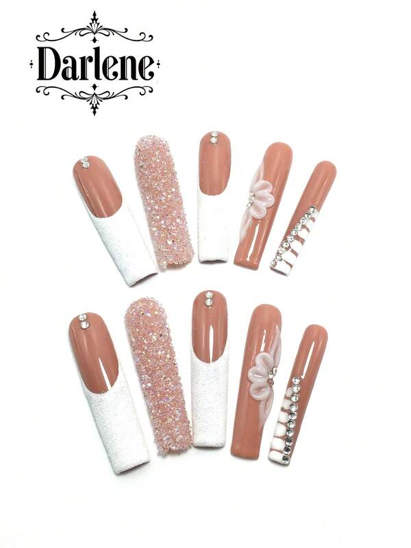 Każdy zestaw składa się z 10 ręcznie wykonanych paneli akrylowych w kształcie trumny z roku 2000, zaprojektowanych we francuskim stylu z paskami, kryształkami, kamieniami szlachetnymi i zdobieniami w formie płatków. Dostępne w wielu odcieniach, również w kolorze nude. 3 rozmiary, idealne na imprezy, tańce i do noszenia na co dzień. W zestawie znajduje się zestaw do zdobienia paznokci, dzięki czemu idealnie nadają się na prezent w postaci nakładek na paznokcie dla kobiet i dziewcząt.