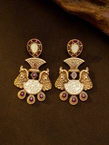 [Pendientes de pavo real vintage] ¡Interpreta el encanto exótico y lujoso! El tono dorado se mezcla con amatista y un exquisito tallado, la forma de pavo real está llena de artesanía tradicional. El diseño es atmosférico y llamativo, infundiendo a la vestimenta un fuerte . Ya sea que se combine con ropa tradicional o se cree un look retro de nicho, puede resaltar fácilmente su gusto único y convertirse en el toque final de la vestimenta.