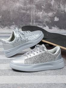 Baskets décontractées minimalistes à la mode et confortables en argent, chaussures de marche élégantes et brillantes pour femmes, chaussures cadeaux de vacances pour femmes