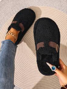 Mules plates noires pour l'automne/l'hiver, chaussons décontractés polyvalents et à la mode pour femmes avec bout rond, franges et boucle décorative