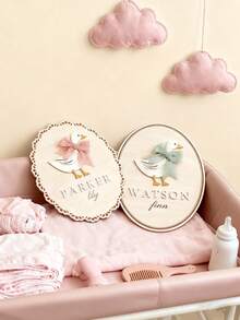 1 pieza Tablero de anuncio de nacimiento personalizado con nombre y logotipo de ganso con lazo, tablero de anuncio de nacimiento personalizado, multifuncional, decorativo, con letras, de moda, colorido, kawaii, lindo, casual, único, personalizado, para familiares y amigos, recuerdos de padres primerizos de moda, regalos para nuevas madres, regalos familiares, regalos conmemorativos, regalos de Navidad.