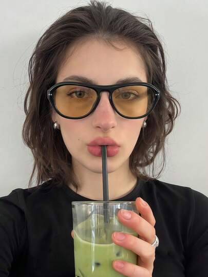 一副椭圆形复古时尚眼镜，男女皆宜，百搭时尚眼镜，适合日常佩戴、街头摄影、度假、海滩、女士配饰、返校季等场合。