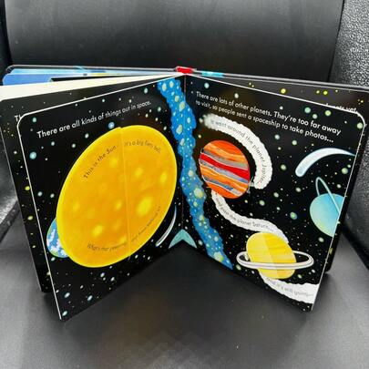 "Không gian 3D" là một cuốn sách tranh tiếng Anh thiết yếu dành cho người mới bắt đầu, với màu sắc rực rỡ, hình minh họa sống động và thiết kế trang gấp giúp việc đọc trở nên thú vị. Đây là lựa chọn quà tặng hoàn hảo cho bạn bè và gia đình.