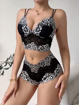 2 件对比色花卉蕾丝性感内衣 - V 领修身透视吊带背心和平角内裤 - 女士情趣内衣套装