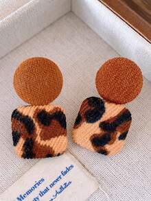 1 par de pendientes geométricos de estampado de leopardo retro con diseño cuadrado personalizado y de felpa (puede haber una ligera diferencia de color debido a la iluminación de la fotografía)