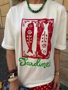 Camiseta Feminina Gola Redonda Estampa Verão SARDINES com fundo Vermelho Blusa em Algodão