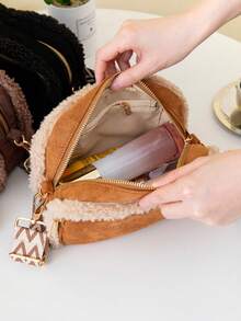 女士毛绒斜挎包，波西米亚风撞色胸包，配肩带，新款秋冬麂皮绒面料时尚大容量手提包/手拿包，多口袋设计，适合日常出行、购物、旅行，可装手机、零钱、化妆品等。