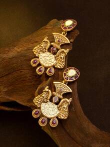 [Pendientes de pavo real vintage] ¡Interpreta el encanto exótico y lujoso! El tono dorado se mezcla con amatista y un exquisito tallado, la forma de pavo real está llena de artesanía tradicional. El diseño es atmosférico y llamativo, infundiendo a la vestimenta un fuerte . Ya sea que se combine con ropa tradicional o se cree un look retro de nicho, puede resaltar fácilmente su gusto único y convertirse en el toque final de la vestimenta.