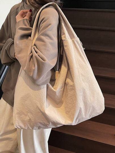 轻便大容量尼龙单肩包。两侧口袋方便收纳物品。简约风格，适合夏季日常使用，可用作通勤包或休闲旅行包。