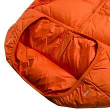 Nike Chaqueta acolchada AS M NK TF Club para hombre, chaqueta deportiva de plumón simple IB2976-893 (85 % plumón, 15 % plumas) - Naranja hoguera/blanco - Ver 7