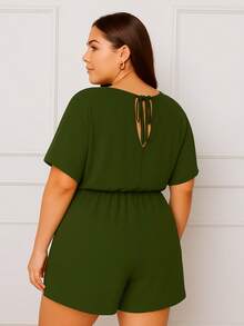 Macacão Curto Plus Size elegante, confortável, com amarração nas costas e caimento impecável, ideal para looks modernos. - Verde Militar - Visão 2