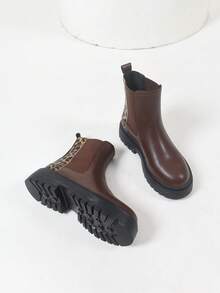 Giày bốt đế cao cho nữ, bốt Chelsea cổ thấp bằng da giả bóng màu đen thời trang và đa năng, bốt tiện dụng màu đen cho mùa xuân, thu và đông. Thích hợp cho trang phục hàng ngày, dự tiệc, đám cưới, các dịp trang trọng. Có thể phối với quần jeans, váy, chân váy, quần da, áo khoác da, áo len, áo khoác lông vũ, áo hoodie, áo khoác da, áo khoác. - màu nâu - Xem 7