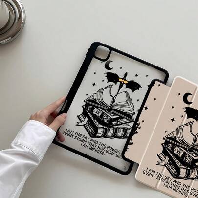 这款精美可爱的万圣节卡通黑蝙蝠书，印有字母、月亮和星星，双面喷漆亚克力透明水晶背壳，防震设计，适用于 iPad 第七代、第八代（10.2 英寸）、第十代。内置笔槽，支持睡眠唤醒功能/多种折叠支架方式。是万圣节和新年礼物的理想之选。