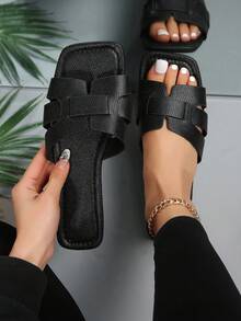 Nouvelles sandales plates ouvertes à bout ouvert et ajourées pour femmes grandes tailles. Sandales confortables minimalistes à bout carré, mode décontractée pour la plage et les vacances d'été - Noir - Voir 1