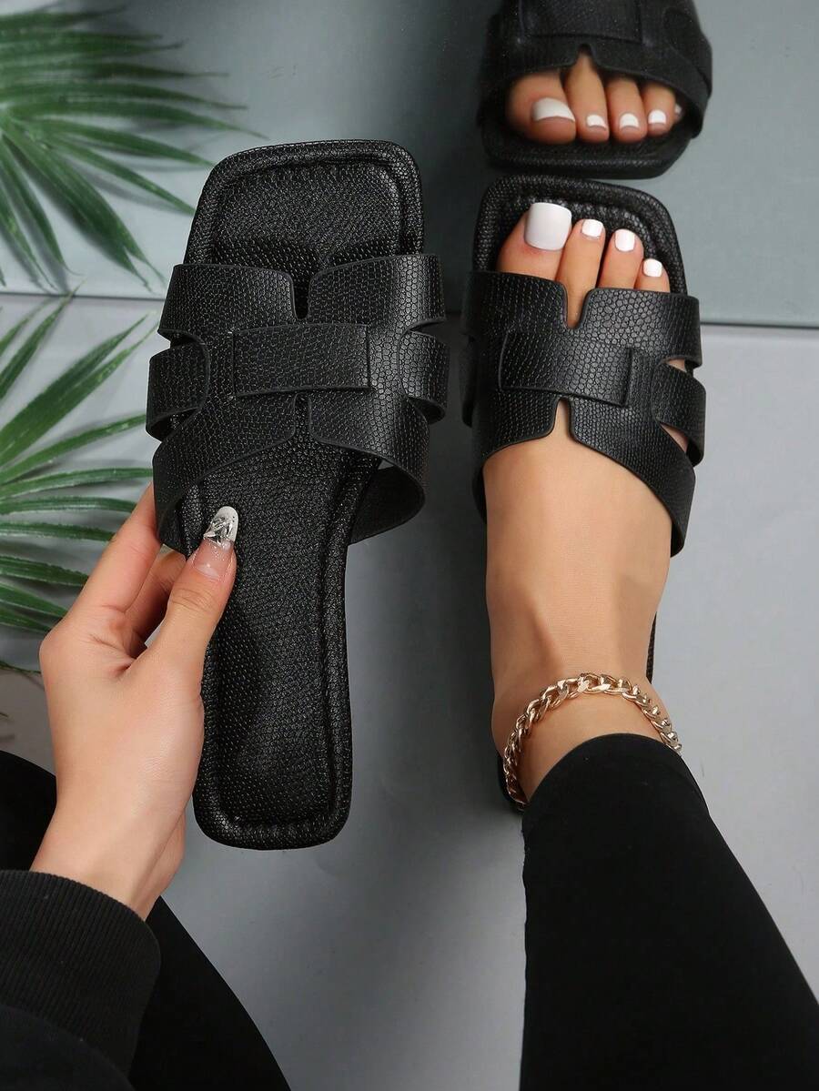 Nouvelles sandales plates ouvertes à bout ouvert et ajourées pour femmes grandes tailles. Sandales confortables minimalistes à bout carré, mode décontractée pour la plage et les vacances d'été - Noir - Voir 1