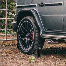 TRTY Topes de rueda negros de alta resistencia, fabricados de goma duradera, diseñados para el estacionamiento de vehículos industriales. Cuentan con bases antideslizantes para uso en exteriores e interiores, ideales para estabilizar automóviles, vehículos todoterreno, camiones, remolques y equipos. También adecuados como regalos para el Día del Padre, Halloween y Navidad.