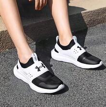 Under Armour Runplay 男士舒适柔软弹性透气轻便运动鞋，适合健身训练和跑步，建议选购大一码。 - 黑與白 - 查看 2