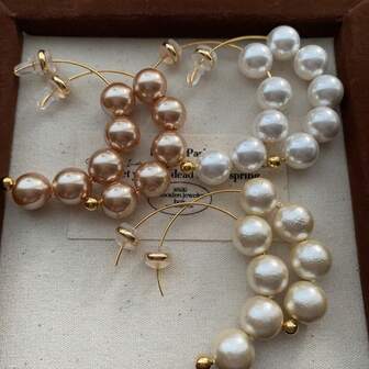 圆形珍珠耳钉，精致简约的设计，轻盈奢华，自然百搭的耳环