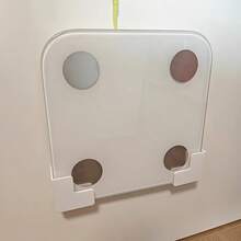 2个装壁挂式电子秤收纳架，免钻孔壁挂支架，专用电子秤壁挂式收纳架，电子秤收纳整理架，轻松粘贴安装，耐用塑料材质，节省空间设计，适用于浴室和家庭健身房，包含支架