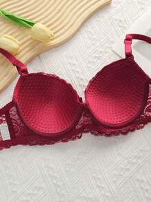 一套两件装欧美风女士内衣套装，包括一件带不可拆卸衬垫罩杯的超细纤维蕾丝文胸和一条配套的低腰内裤