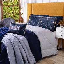Kit Edredom Cobertor SOLTEIRO Astros Azul Marinho com Almofada Estampada 04 Peças - Dupla Face Percal 300 Fios Toque Macio Acetinado Tecido Pantografado em Linha Decoração Astrologia Signos Estrelas Espaço Fases da Lua Astronomia Universo