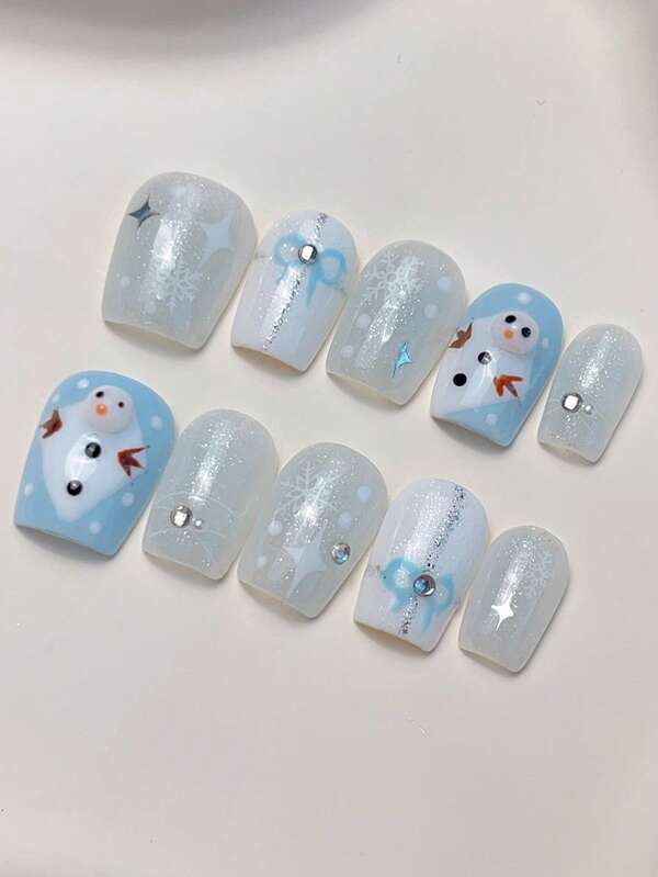 10 Stücke kurze quadratische handbemalte Weihnachts-Schneemann-Aufkleb-Nägel, glänzende silberne Katzenauge-Nägel mit Schneeflocken-Viersterne, blau bemalte Nägel mit niedlichem Schneemann, reine handgefertigte Nagelkunst für Herbst und Winter Aufhellung Handarbeit Nägel