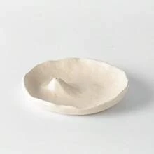 Un brûle-encens en résine artisanal avec un design élégant et minimaliste, esthétiquement durable, convenant aux temples domestiques, au yoga, à la lecture, à la méditation et à d'autres scénarios. Un accessoire idéal pour le salon, support à encens (source de parfum non incluse).