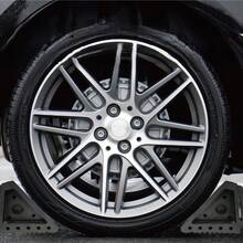 TRTY Topes de rueda negros de alta resistencia, fabricados de goma duradera, diseñados para el estacionamiento de vehículos industriales. Cuentan con bases antideslizantes para uso en exteriores e interiores, ideales para estabilizar automóviles, vehículos todoterreno, camiones, remolques y equipos. También adecuados como regalos para el Día del Padre, Halloween y Navidad.