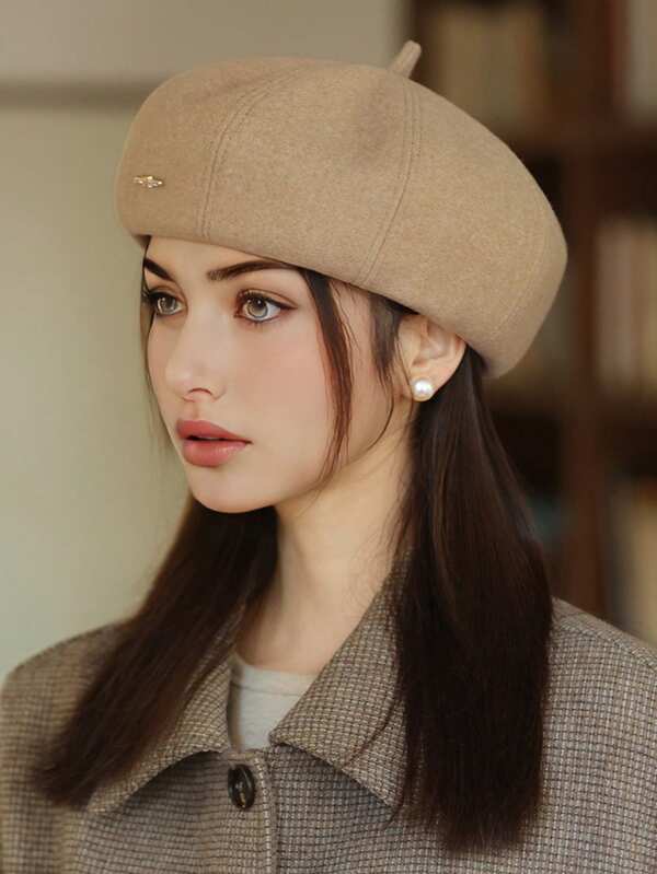 1pc Women's Solid Color Metal Letter Logo Beret Hat, Elegant Vintage Street Style Versatile Beret Hat Suitable For Daily Wear, Dining, Shopping, Traveling, Gathering, Party