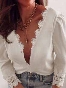 Miękki, biały kardigan damski z dekoltem w serek i koronkowymi akcentami – uniwersalny, idealny na co dzień i na półformalne okazje